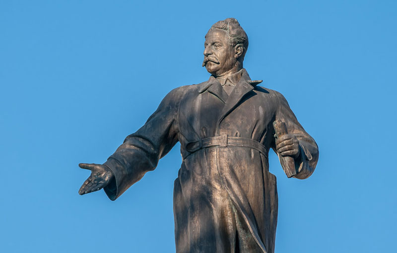 Два памятника орджоникидзе в магнитогорске